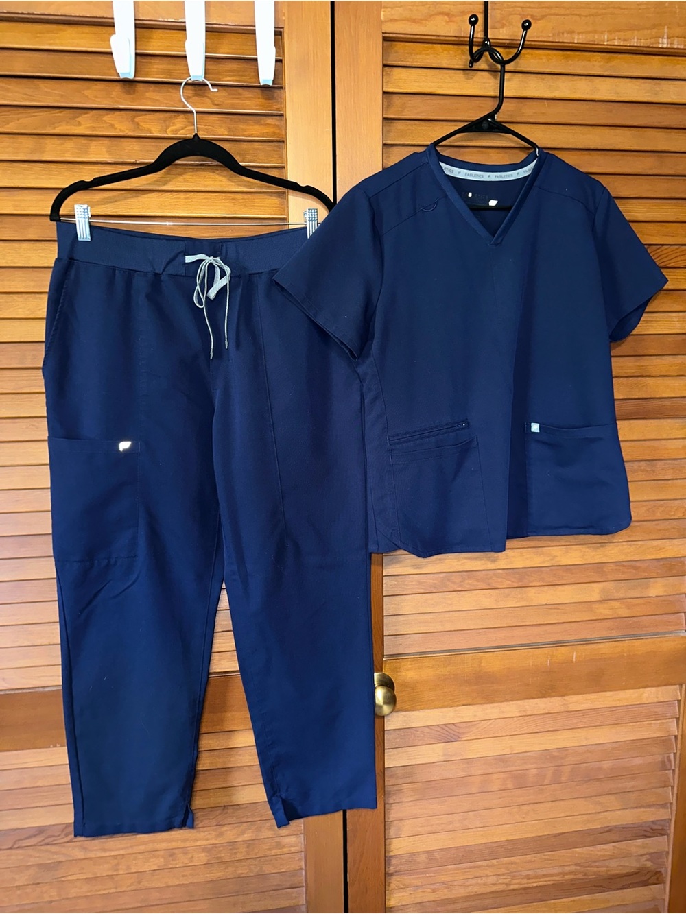 Fabletics Method Scrub Top and Ion Pant - Navy